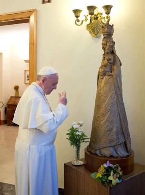 Pope-Francis-Our-Lady-Statu.jpg